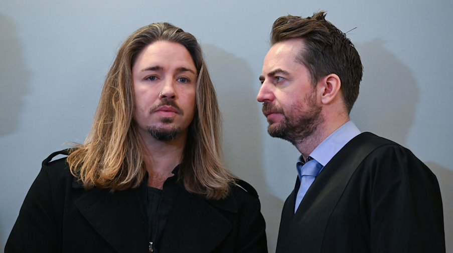 Gil Ofarim (l) steht neben seinem Verteidiger Alexander Stevens. / Foto: Hendrik Schmidt/dpa