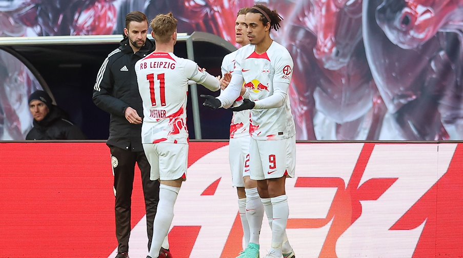 Leipzigs Spieler Yussuf Poulsen (r) wird für Timo Werner (l) eingewechselt. / Foto: Jan Woitas/dpa/Archivbild