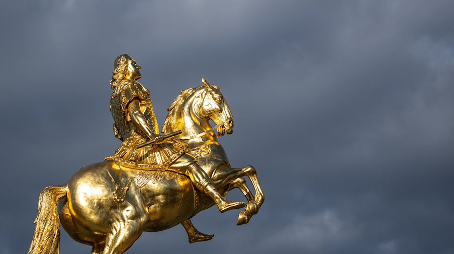 Die Sonne scheint am Vormittag auf den „Goldenen Reiter“. / Foto: Robert Michael/dpa