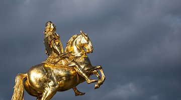 Die Sonne scheint am Vormittag auf den „Goldenen Reiter“. / Foto: Robert Michael/dpa