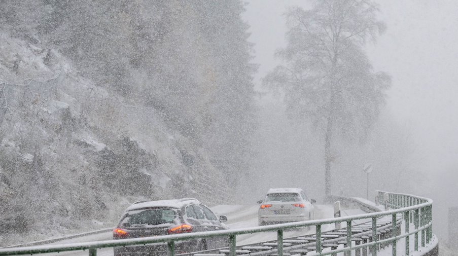 Autos fahren über die verschneite Bundesstraße 283 bei Blauenthal. / Foto: Hendrik Schmidt/dpa