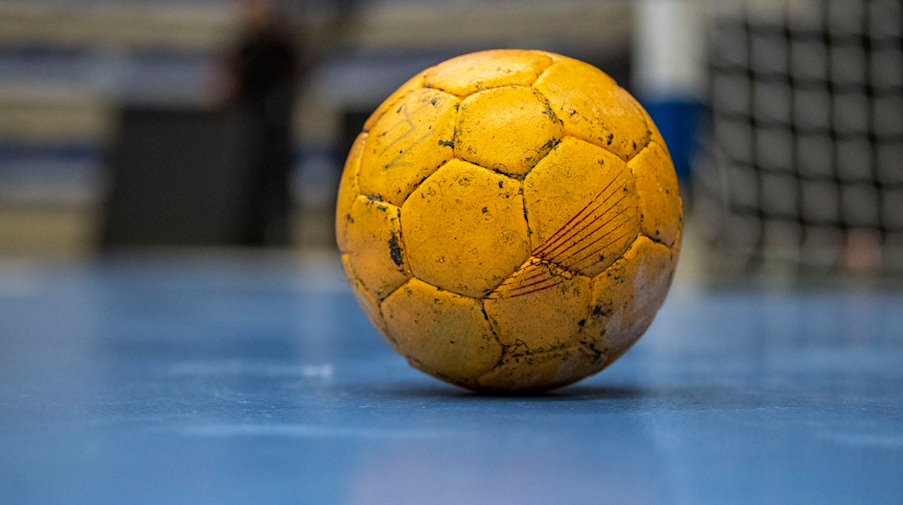 Ein Handball liegt vor einem Tor. / Foto: David Inderlied/dpa/Symbolbild