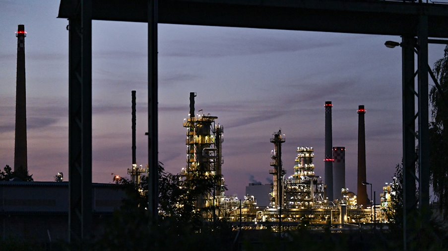 Crude oil processing plants in the evening / Photo: Patrick Pleul/dpa/Symbolic image