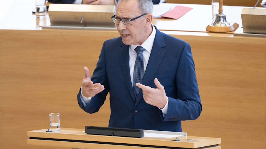 Jörg Urban, presidente de la AfD en Sajonia, habla en el pleno del parlamento estatal. / Foto: Sebastian Kahnert/dpa