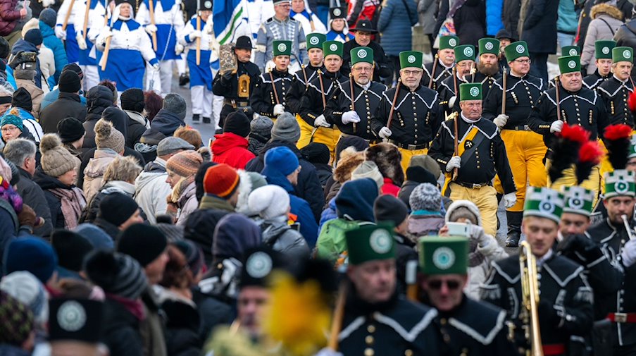 Traditional costume wearers from the miners' and miners' associations march through the streets of Annaberg-Buchholz / Photo: Kristin Schmidt/dpa/Archivbild