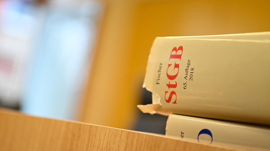Eine Strafgesetzbuch liegt in einem Sitzungssaal. / Foto: Nicolas Armer/dpa/Symbolbild