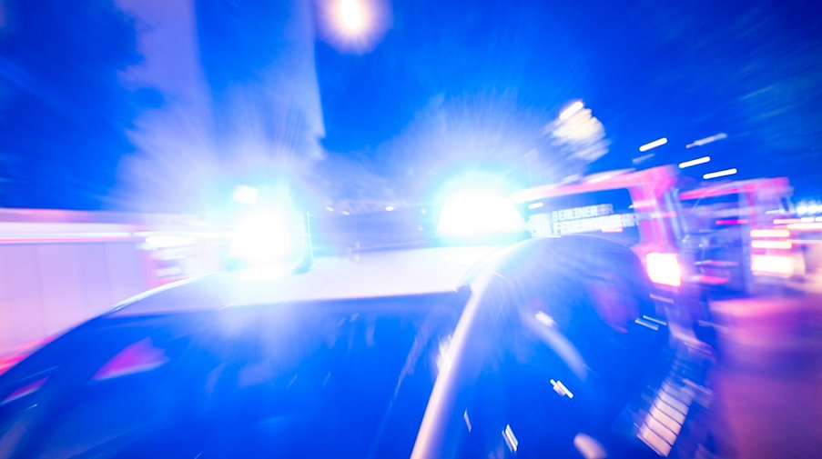 سيارة شرطة تقف بالإضاءة الزرقاء في موقع الحادث. / صورة: كريستوف جاتو / دبا / صورة رمزية