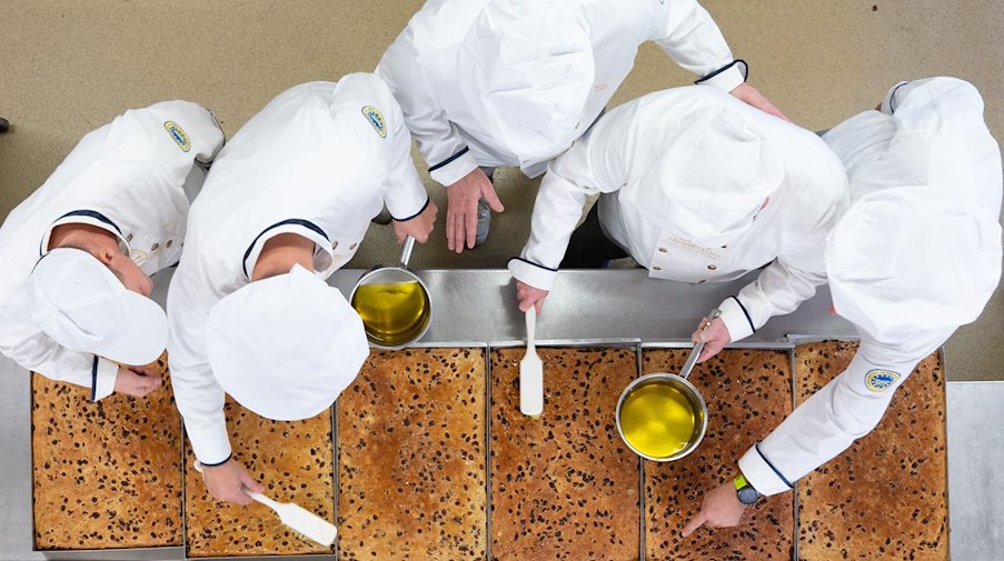 Пекарі з Дрезденської асоціації штолленів випікають плити штолленів в Академії німецької пекарської справи Саксонії / Фото: Sebastian Kahnert/dpa