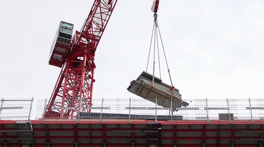 A crane transports building materials on a construction site / Photo: Jessica Lichetzki/dpa/Symbolic image