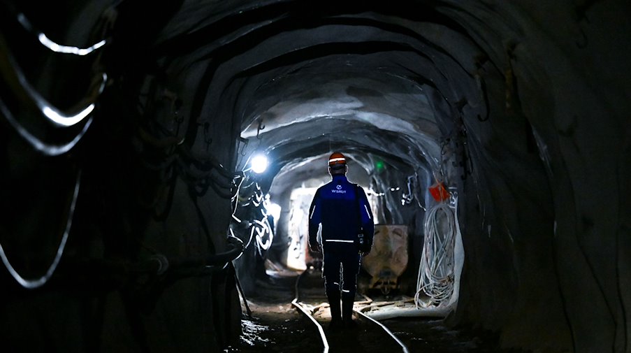 Steiger Jörg Neubert geht unter Tage im Wismut Bergwerk durch eine sanierte Strecke. / Foto: Hendrik Schmidt/dpa