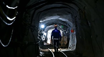 Steiger Jörg Neubert geht unter Tage im Wismut Bergwerk durch eine sanierte Strecke. / Foto: Hendrik Schmidt/dpa