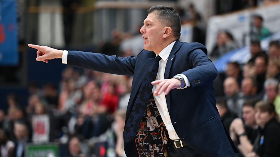 Тренер MBC Предраг Круніч реагує на боковій лінії / Фото: Hendrik Schmidt/dpa