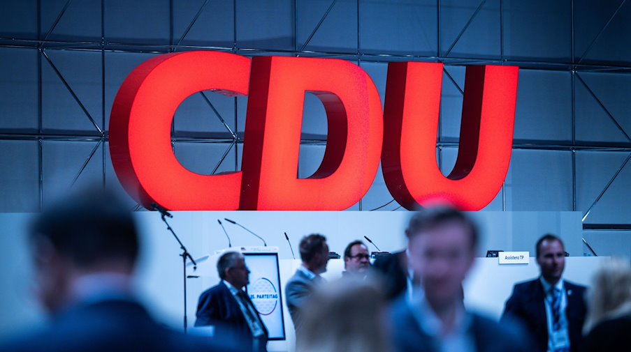 Das Logo der CDU auf einem Parteitag. / Foto: Michael Kappeler/dpa/Symbolbild
