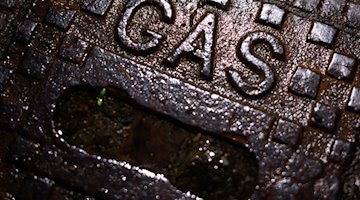La palabra "Gas" está escrita en un tapón de hierro fundido de un gasoducto. / Foto: Julian Stratenschulte/dpa/Imagen simbólica