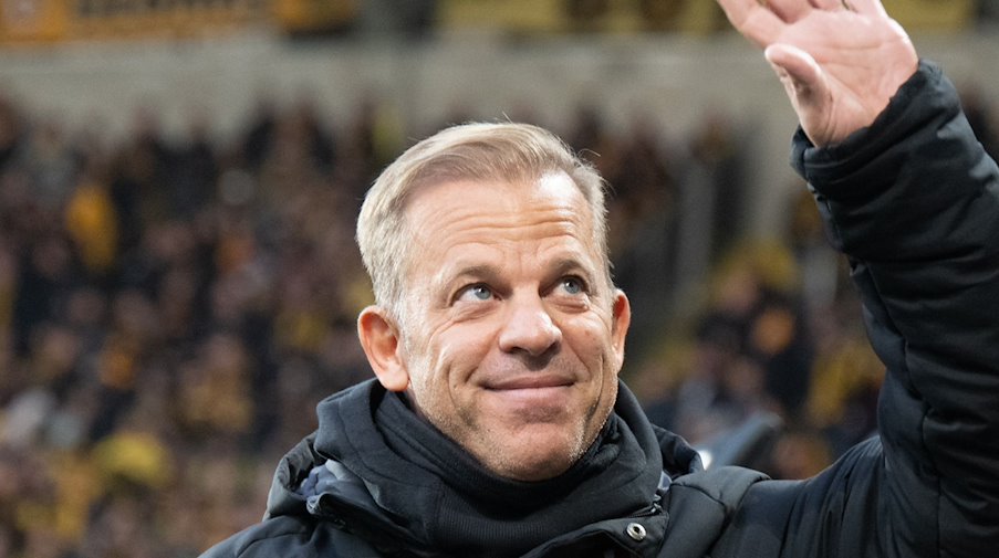 El entrenador del Dynamo, Markus Anfang, saluda a los aficionados / Foto: Robert Michael/dpa