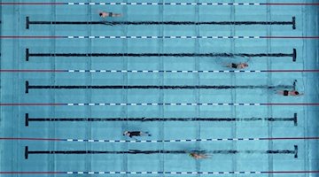 Gente nadando en una piscina / Foto: Arne Dedert/dpa/Imagen simbólica