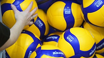 Волейбольні м'ячі лежать купою / Фото: Soeren Stache/dpa-Zentralbild/dpa/Symbolic image