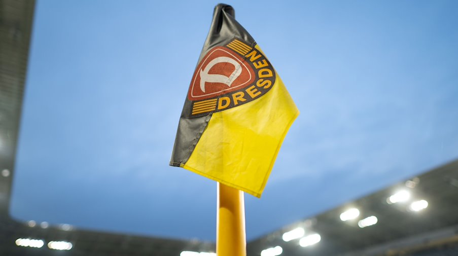 The logo of the Dynamo Dresden club can be seen on a corner flag. / Photo: Robert Michael/dpa