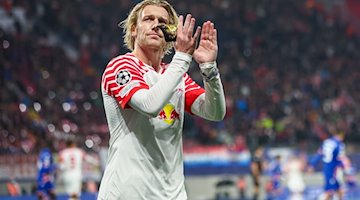 Leipzigs Spieler Emil Forsberg bedankt sich bei den Zuschauern. / Foto: Jan Woitas/dpa