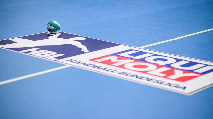 Ein Ball liegt auf dem Logo der LIQUI MOLY Handball Bundesliga. / Foto: Tom Weller/dpa