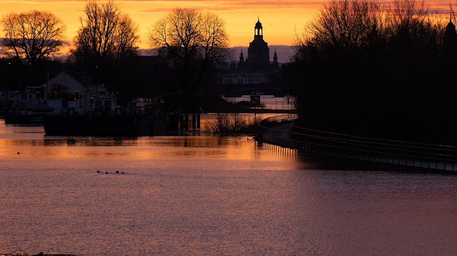 تصوير فيضان نهر إلبي أمام كاتدرائية فراونكيرشه في ضوء الشمس المشرقة. يتسنى استرخاء الحالة المتصاعدة للفيضانات قليلاً. / صورة: سيباستيان كاهنرت / وكالة الأنباء الألمانية