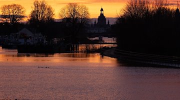 El Elba se desborda con la Frauenkirche de fondo al amanecer. La situación de las inundaciones amaina un poco / Foto: Sebastian Kahnert/dpa