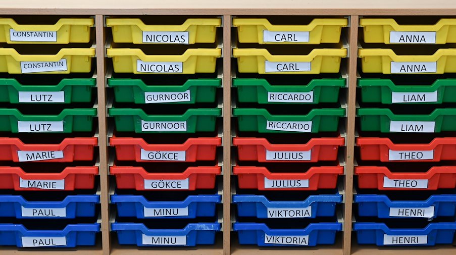 In einem Klassenzimmer sind Ablagefächer mit den Vornamen der Schüler versehen. / Foto: Arne Dedert/dpa