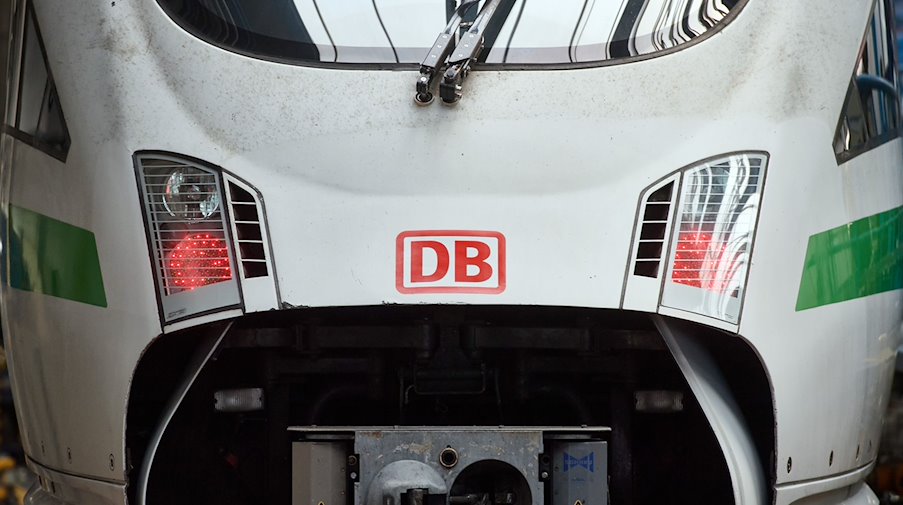 The Deutsche Bahn logo can be seen on the front of an ICE train. / Photo: Bernd Thissen/dpa/Symbolic image