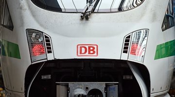 El logotipo de Deutsche Bahn en la parte delantera de un tren ICE. / Foto: Bernd Thissen/dpa/symbol image