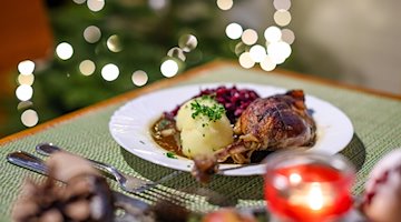 A portion of leg of goose with red cabbage and dumplings on a table in a restaurant / Photo: Jan Woitas/dpa-Zentralbild/dpa/Archivbild