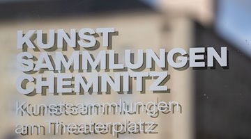 «Kunstsammlungen Chemnitz» steht an der Eingangstür zum Museum am Theaterplatz. / Foto: Hendrik Schmidt/dpa/Archivbild