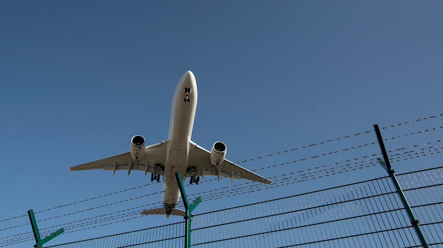 An airplane on landing. / Photo: Boris Roessler/dpa/Symbolic image