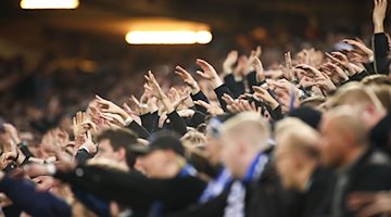 Soccer fans cheering in the stadium / Photo: Christian Charisius/dpa/Symbolic image