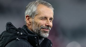 Leipzigs Trainer Marco Rose kommt ins Stadion und zwinkert. / Foto: Jan Woitas/dpa