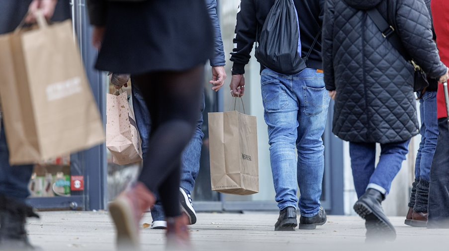 People walking along a street with their shopping bags / Photo: Markus Scholz/dpa/Symbolic image