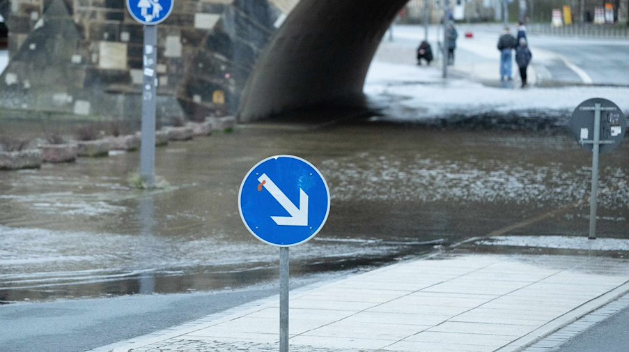 Passanten stehen am Terrassenufer in Dresden an der Elbe. / Foto: Sebastian Kahnert/dpa