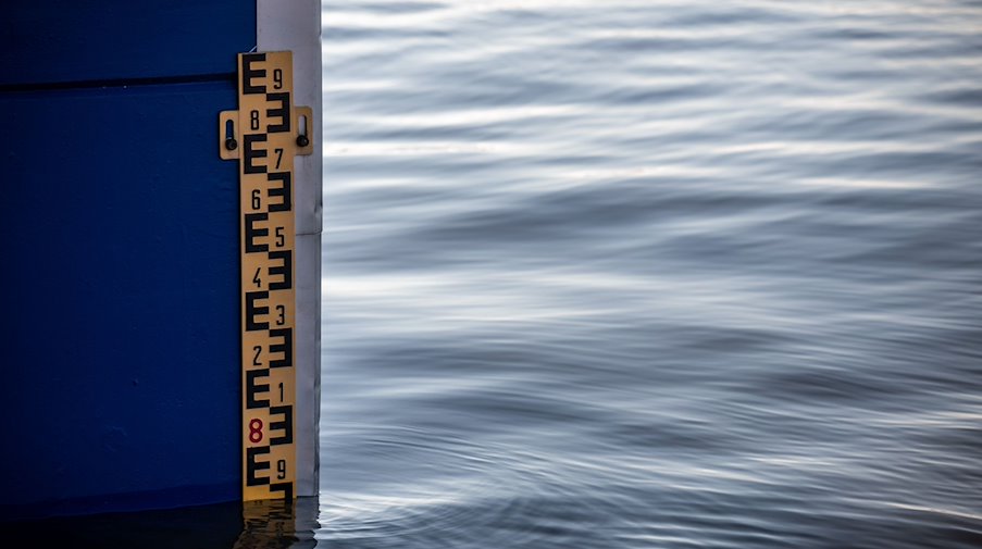 توجد علامة توضح مستوى المياه. / صورة: Fabian Strauch / dpa / رمز