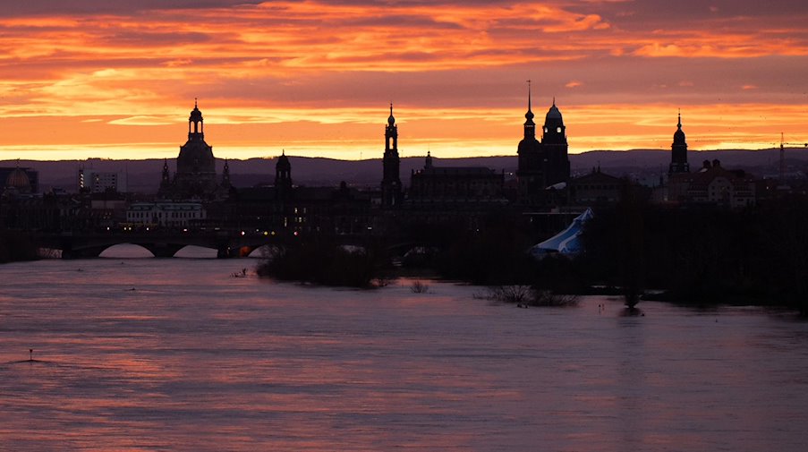 El Elba se desborda con el centro histórico de la ciudad como telón de fondo al amanecer / Foto: Sebastian Kahnert/dpa