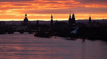 The Elbe floods against the backdrop of the old town at sunrise / Photo: Sebastian Kahnert/dpa