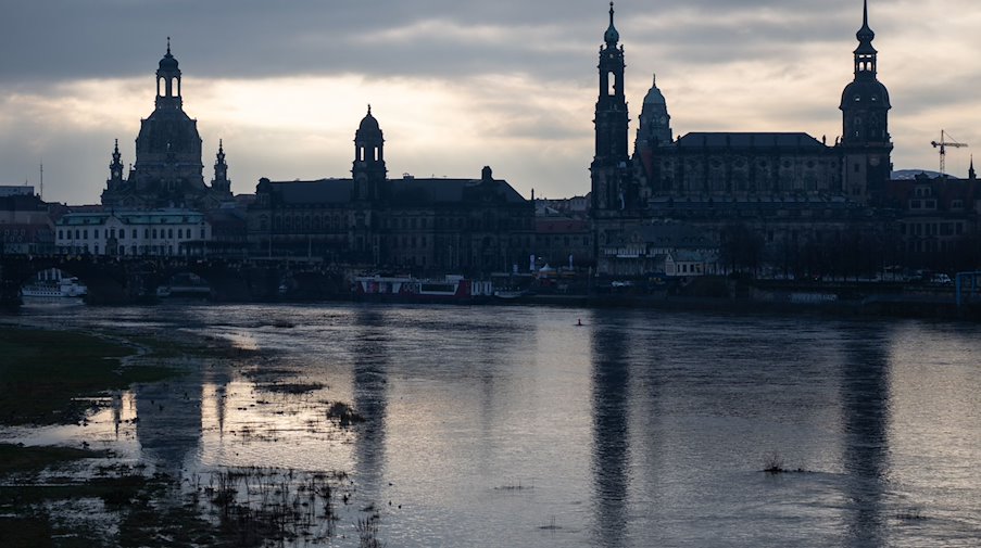 Die Elbwiesen sind am Vormittag in vor der Altstadt mit der Frauenkirche (l-r,und dem Hausmannsturm leicht überflutet. / Foto: Robert Michael/dpa