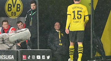 El jugador del Dortmund Mats Hummels abandona el terreno de juego tras ver la tarjeta roja / Foto: Bernd Thissen/dpa