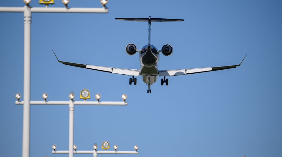 طائرة في مسار هبوطها إلى مطار ديرزدن الدولي خلال رحلتها من ميونيخ. / صورة: روبرت مايكل / دبا - صورة الوكالة الوطنية / الأرشيف