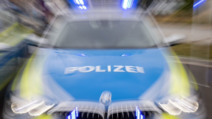 A police patrol car with its blue lights switched on / Photo: Daniel Karmann/dpa/Symbolic image