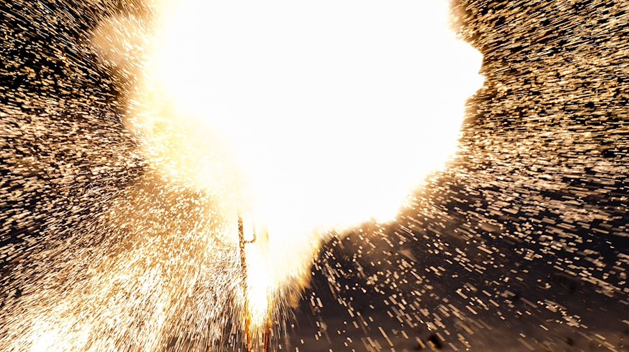 A firecracker explodes during a demonstration by a pyrotechnician / Photo: Frank Hammerschmidt/dpa/Symbolic image