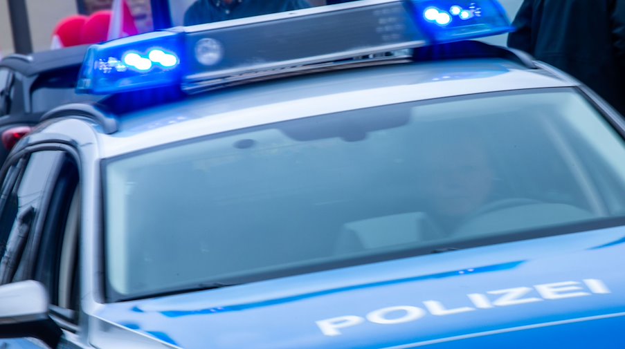Поліцейська патрульна машина чергує з проблисковими маячками синього кольору / Фото: Jens Büttner/dpa/Symbolic image
