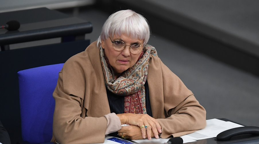 Claudia Roth, Staatsministerin für Kultur und Medien, sitzt im Plenum des Deutschen Bundestages. / Foto: Serhat Kocak/dpa