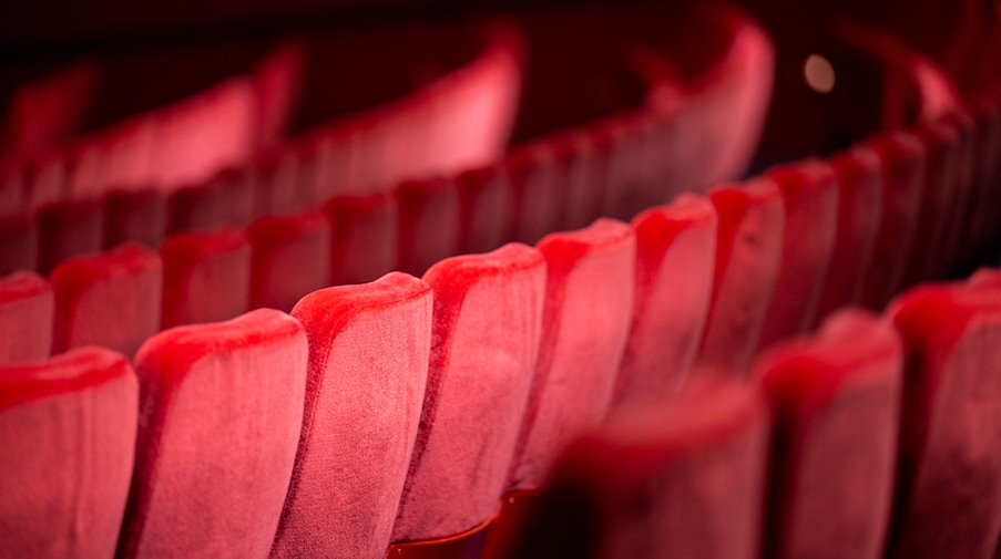 Blick auf die Sitzreihen des Zuschauerraums in einem Theater. / Foto: Monika Skolimowska/dpa/Symbolbild