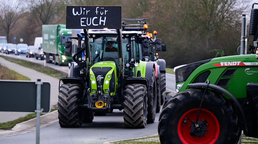 "Nosotros por ti" está escrito en un tractor / Foto: Philipp Schulze/dpa