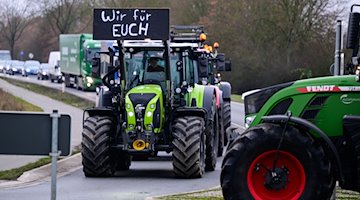 „Wir für Euch“ steht an einem Traktor. / Foto: Philipp Schulze/dpa