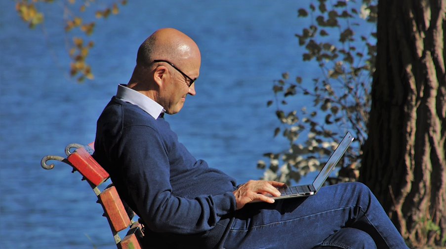 Symbolbild Computer sitzen / pixabay pasja1000
